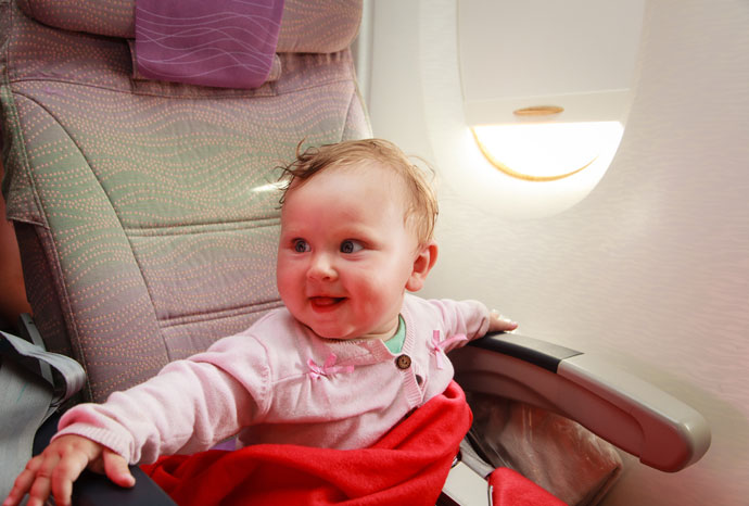 Lot samolotem z dzieckiem – jak się do niego przygotować?