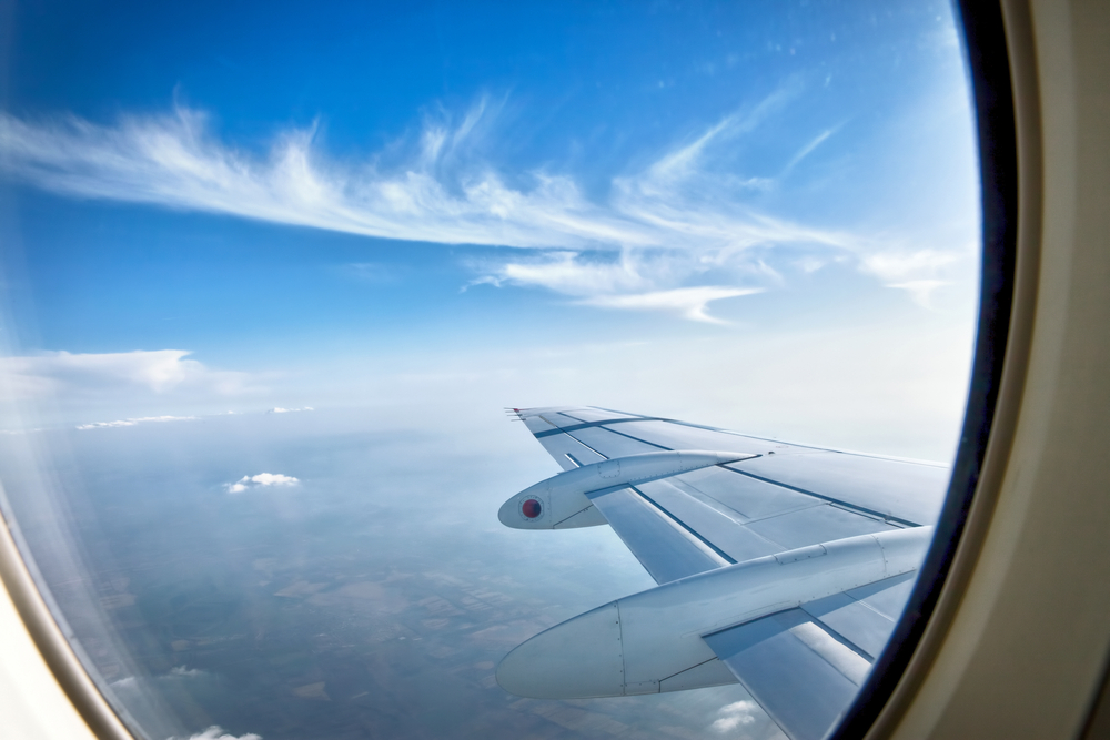 Turbulencje w samolocie – skąd się biorą i czy są groźne?